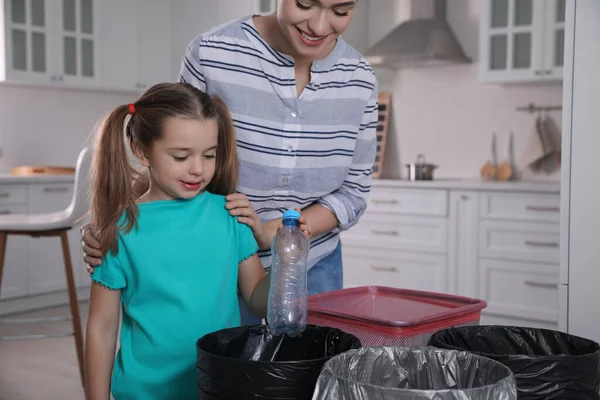 Mujer Joven Hija Tirando Botella Plástico Papelera Cocina Recogida Separada — Foto de Stock