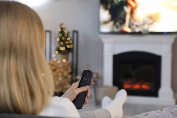 Kobieta Ogląda Telewizję Pokoju Urządzone Boże Narodzenie — Zdjęcie stockowe