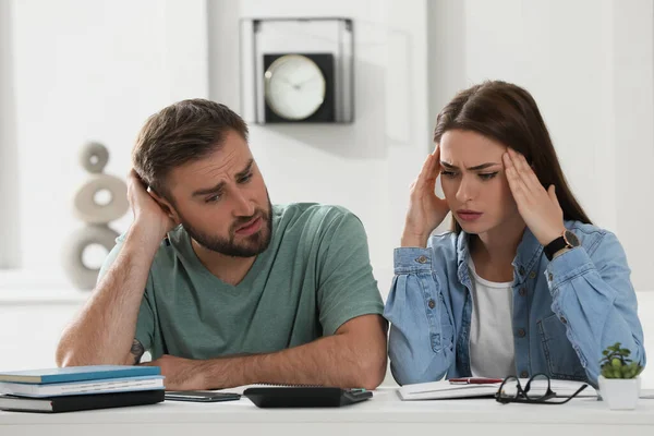 Jong Stel Bespreekt Gezinsbudget Thuis — Stockfoto