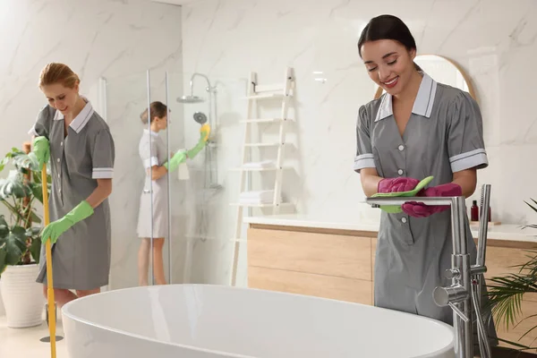 酒店清洁浴室的专业女服务员 — 图库照片