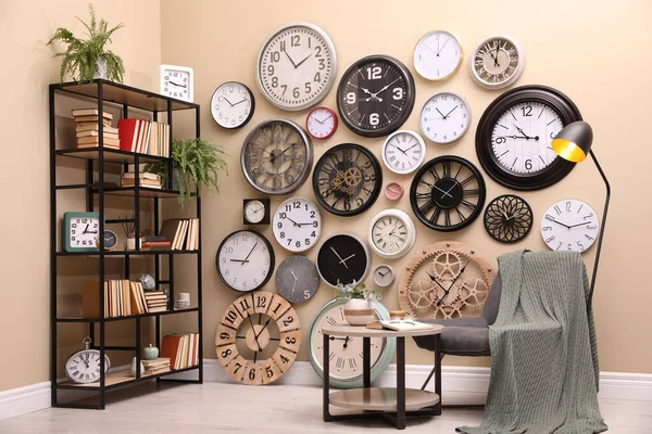Interior Elegante Quarto Com Coleção Relógios Parede — Fotografia de Stock