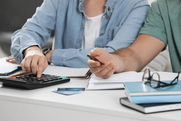 Jong Stel Bespreken Gezinsbudget Aan Tafel Binnen Close — Stockfoto