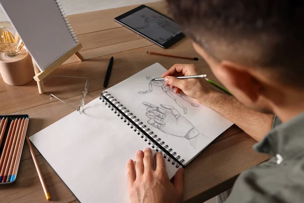 Hombre Dibujo Cuaderno Bocetos Con Lápiz Mesa Madera Primer Plano — Foto de Stock
