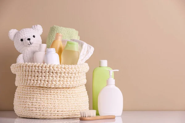 아기용 화장품 목욕용 액세서리 장난감 곰등을 바구니가 원문을 — 스톡 사진