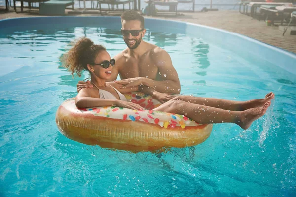 Glückliches Paar Mit Aufblasbarem Ring Freibad Sonnigem Sommertag — Stockfoto