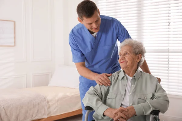 Assistente Che Assiste Donna Anziana Sedia Rotelle Chiuso Assistenza Sanitaria — Foto Stock