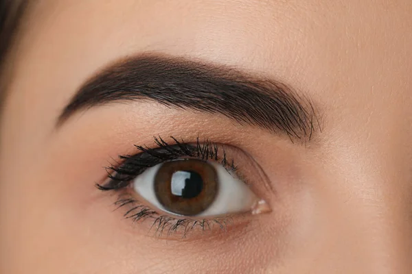 Ung Kvinna Med Permanenta Ögonbryn Makeup Närbild — Stockfoto