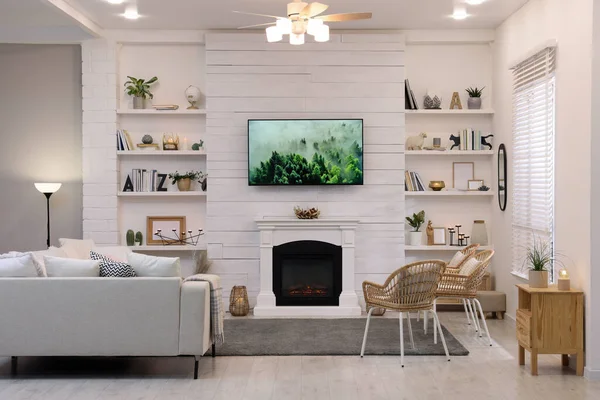 Gemütliche Wohnzimmereinrichtung Mit Gemütlichem Sofa Und Dekorativem Kamin — Stockfoto