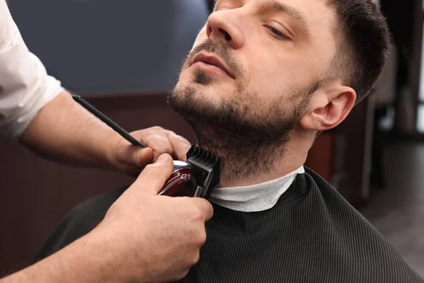 Coiffeur Professionnel Travaillant Avec Client Dans Salon Coiffure Gros Plan — Photo