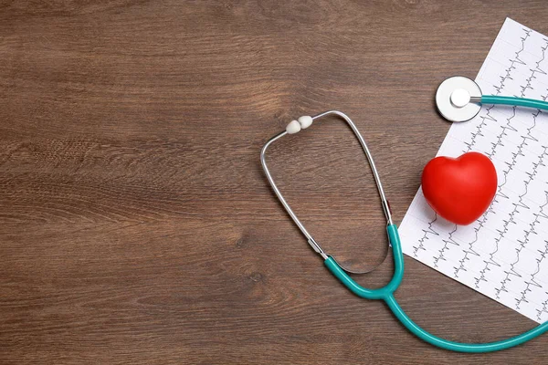 Stethoskop Kardiogramm Rotes Zierherz Und Platz Für Text Auf Holzgrund — Stockfoto