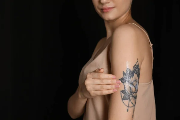Kvinna Applicera Kräm Armen Med Tatuering Mörk Bakgrund Närbild Plats — Stockfoto
