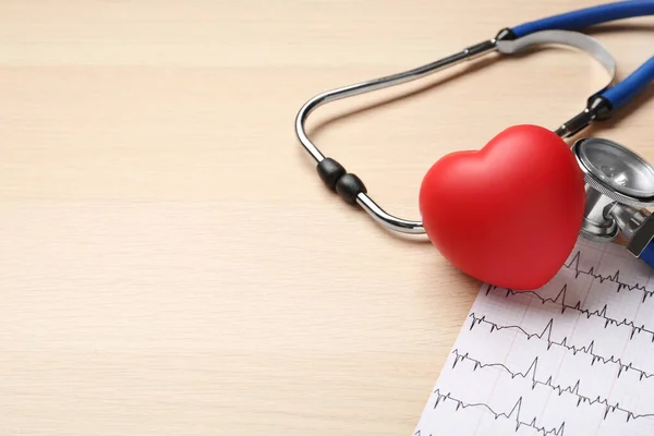 Estetoscopio Cardiograma Corazón Decorativo Rojo Espacio Para Texto Sobre Fondo — Foto de Stock