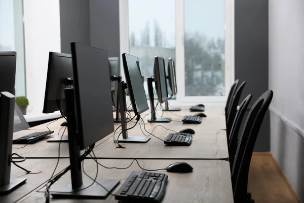 Muitos Computadores Modernos Escritório Espaço Aberto — Fotografia de Stock