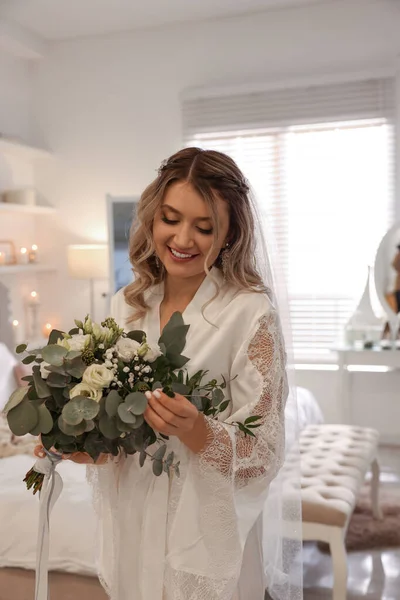 Glückliche Braut Mit Schönem Strauß Hause Hochzeitstag — Stockfoto