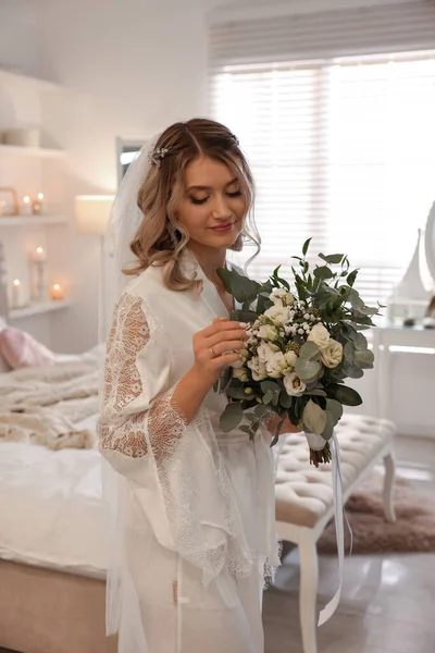 Glückliche Braut Mit Schönem Strauß Hause Hochzeitstag — Stockfoto