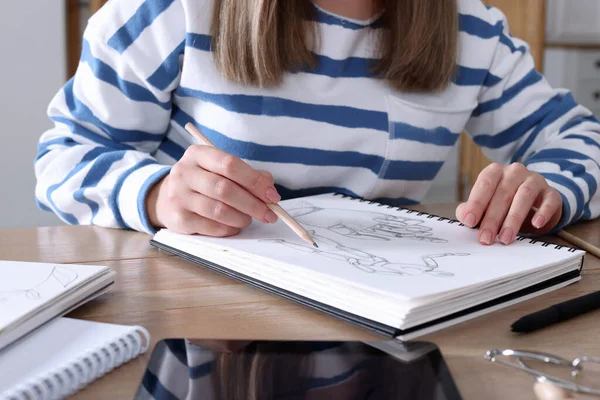 Dibujo Mujer Cuaderno Dibujo Con Lápiz Mesa Madera Primer Plano — Foto de Stock