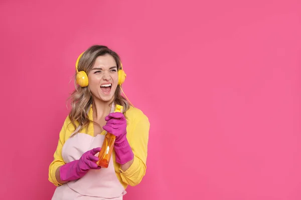 Belle Jeune Femme Avec Écouteurs Bouteille Détergent Chantant Sur Fond — Photo