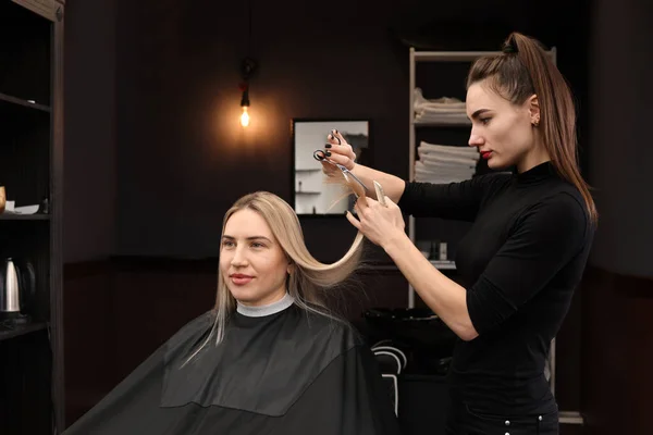 Coiffeur Professionnel Coupe Les Cheveux Femme Dans Salon — Photo