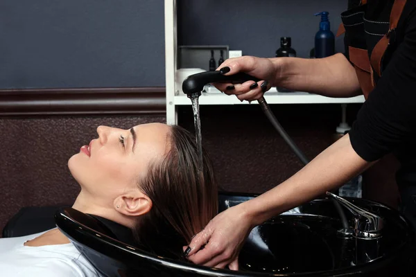 Profesionální Kadeřnice Mytí Vlasů Ženy Umyvadle Salonu — Stock fotografie