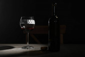 Skladba s vínem a slovem Deprese na stole ve tmě