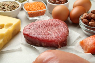 Açık gri masada amino asit açısından zengin ürünler.