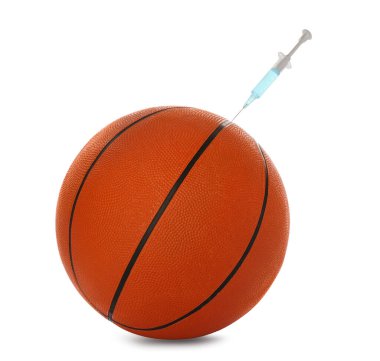 Beyaz arka planda şırıngası olan basketbol topu. Doping kavramı