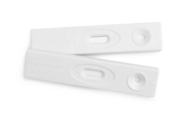 Beyaz arka planda hepatit için tek kullanımlık iki test, üst görünüm