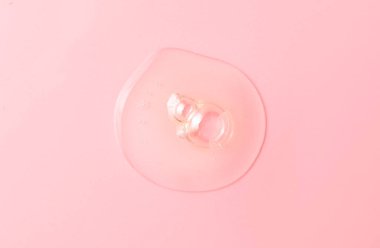 Pembe arka planda hidrofilik yağ damlası.