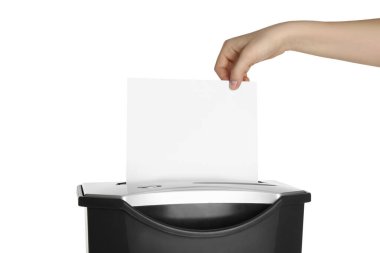 Beyaz arkaplanda kağıt öğütücüsü olan bir kadın kağıdı yok ediyor.
