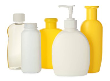 Beyaz arka planda bebek kozmetik ürünleri şişeleri