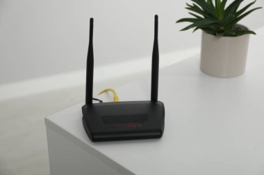 Beyaz masadaki modern Wi-Fi yönlendirici. Metin için boşluk