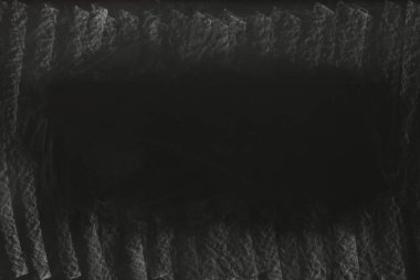 Arkaplan olarak kirli kara kara tahta. Okul ekipmanı