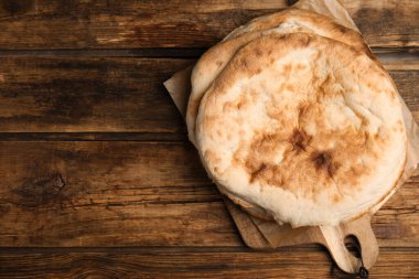 Ahşap masada nefis ev yapımı pide ekmeği, üst manzara. Metin için boşluk