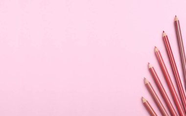 Pembe arka planda dudak kalemi, metin için boşluk. Kozmetik ürünü