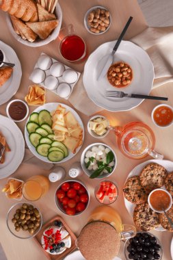 Masada farklı yemekler ve düz tabaklar var. Lüks brunch.