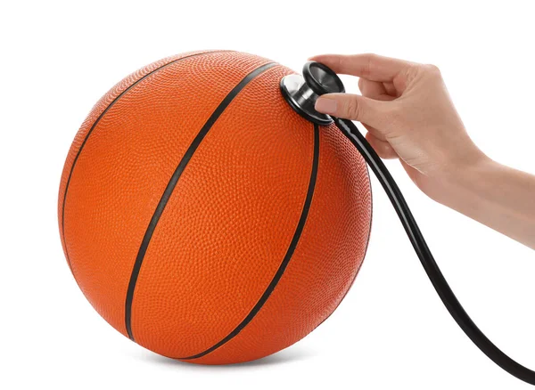 Arzt Mit Stethoskop Untersucht Basketballball Auf Weißem Hintergrund Nahaufnahme Doping — Stockfoto