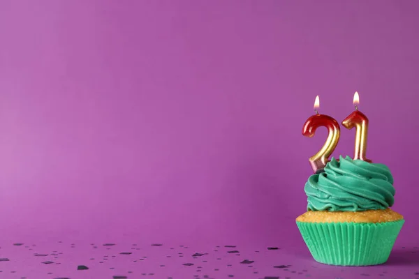 Köstlicher Cupcake Mit Zahlenförmigen Kerzen Auf Lila Hintergrund Platz Für — Stockfoto