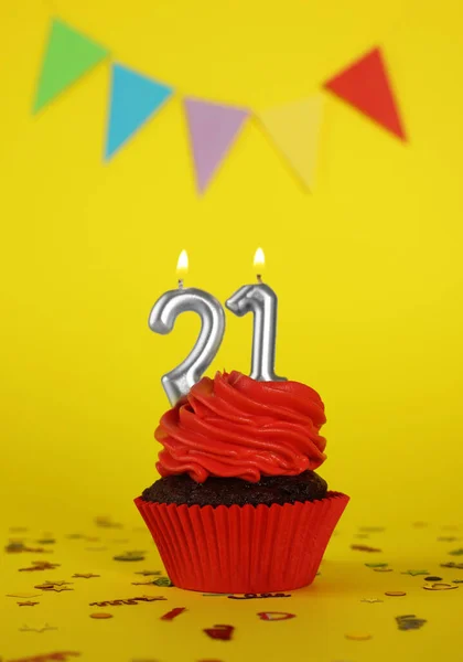美味的纸杯蛋糕 有黄色背景的数字形蜡烛 成年派对 21岁生日 — 图库照片
