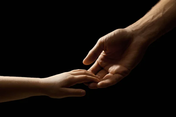 Mężczyzna Dzieckiem Czarnym Tle Zbliżenie Rąk — Zdjęcie stockowe