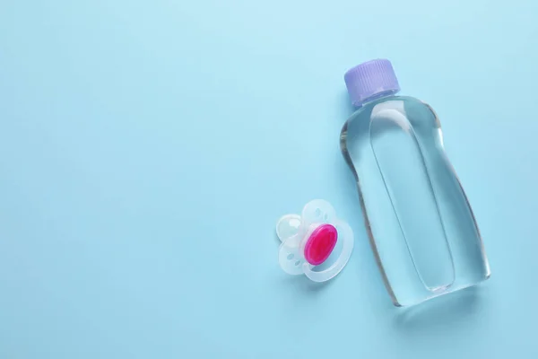 Botella Aceite Bebé Chupete Sobre Fondo Azul Claro Posición Plana —  Fotos de Stock