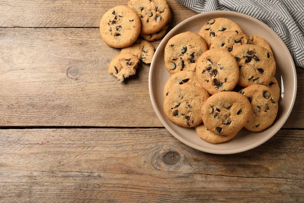 Deliziosi Biscotti Con Gocce Cioccolato Sul Tavolo Legno Posa Piatta — Foto Stock