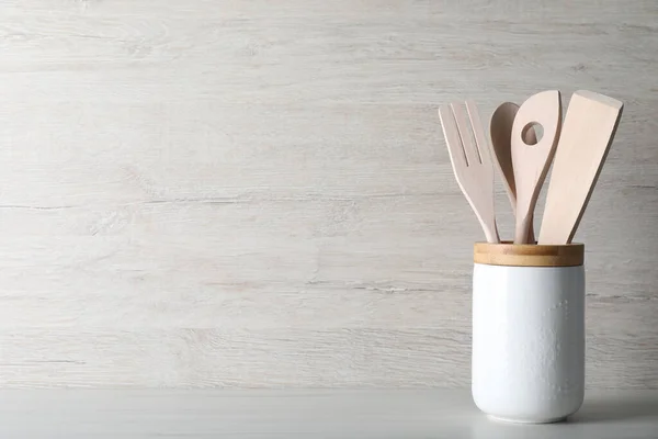 白い木製のテーブルの上に異なる台所用品とホルダー テキストのスペース — ストック写真