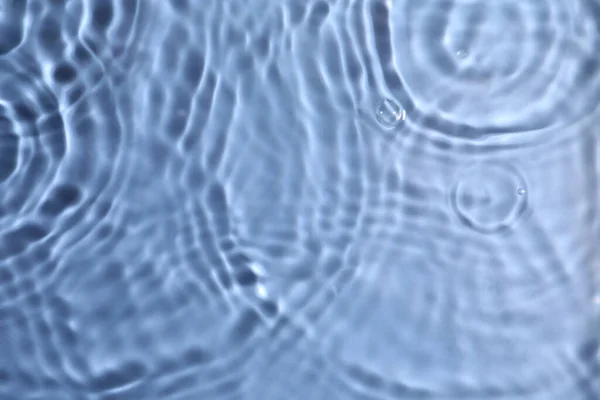 Closeup Άποψη Του Νερού Τσαλακωμένη Επιφάνεια Μπλε Φόντο — Φωτογραφία Αρχείου