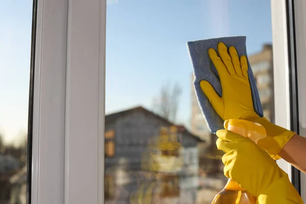 Mujer Joven Limpiando Vidrio Ventana Con Trapo Detergente Casa Primer —  Fotos de Stock