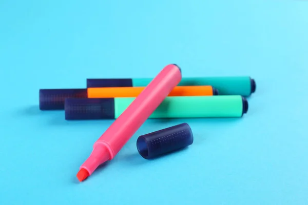 Muchos Marcadores Colores Sobre Fondo Azul Claro Papelería Escolar — Foto de Stock