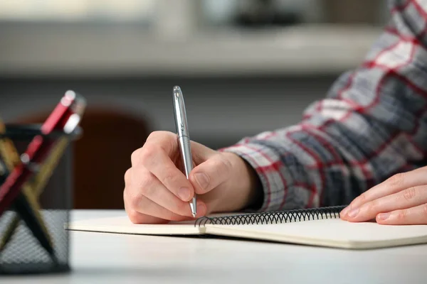 Kobieta Pisząca Długopisem Notatniku Przy Stole Zbliżenie — Zdjęcie stockowe