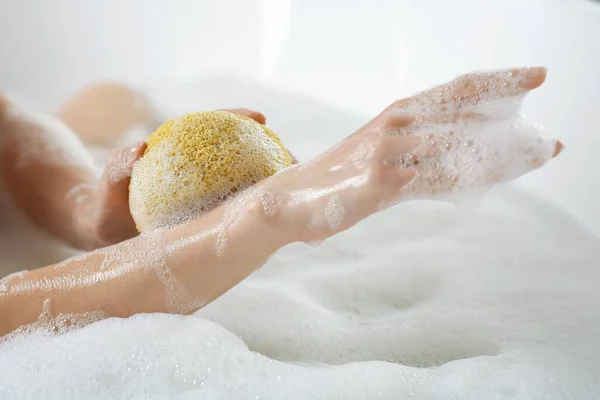 목욕을 하다가 팔뚝을 스펀지로 문지르는 — 스톡 사진