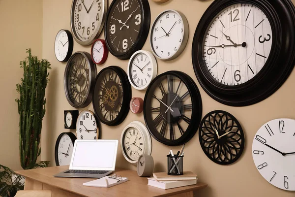 Interior Elegante Quarto Com Coleção Relógios Parede Local Trabalho — Fotografia de Stock