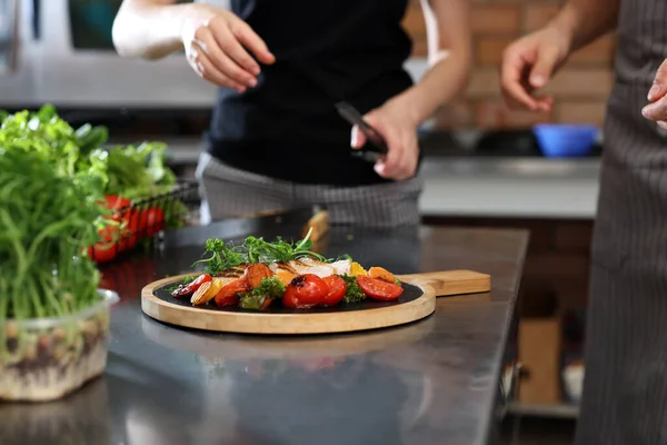 Chef Professionisti Cucina Ristorante Concentrarsi Sul Tavolo Con Deliziose Carni — Foto Stock