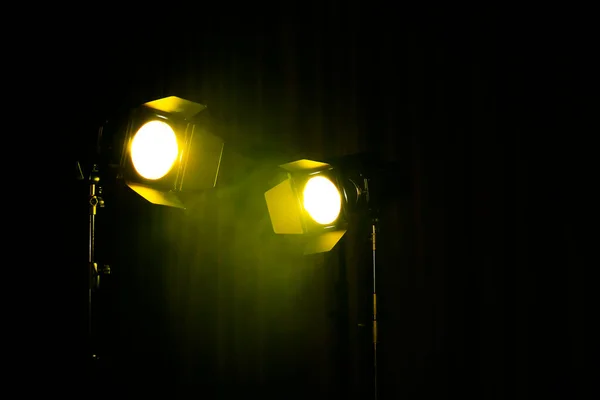 Luzes Amarelas Brilhantes Palco Escuro Espaço Para Texto — Fotografia de Stock